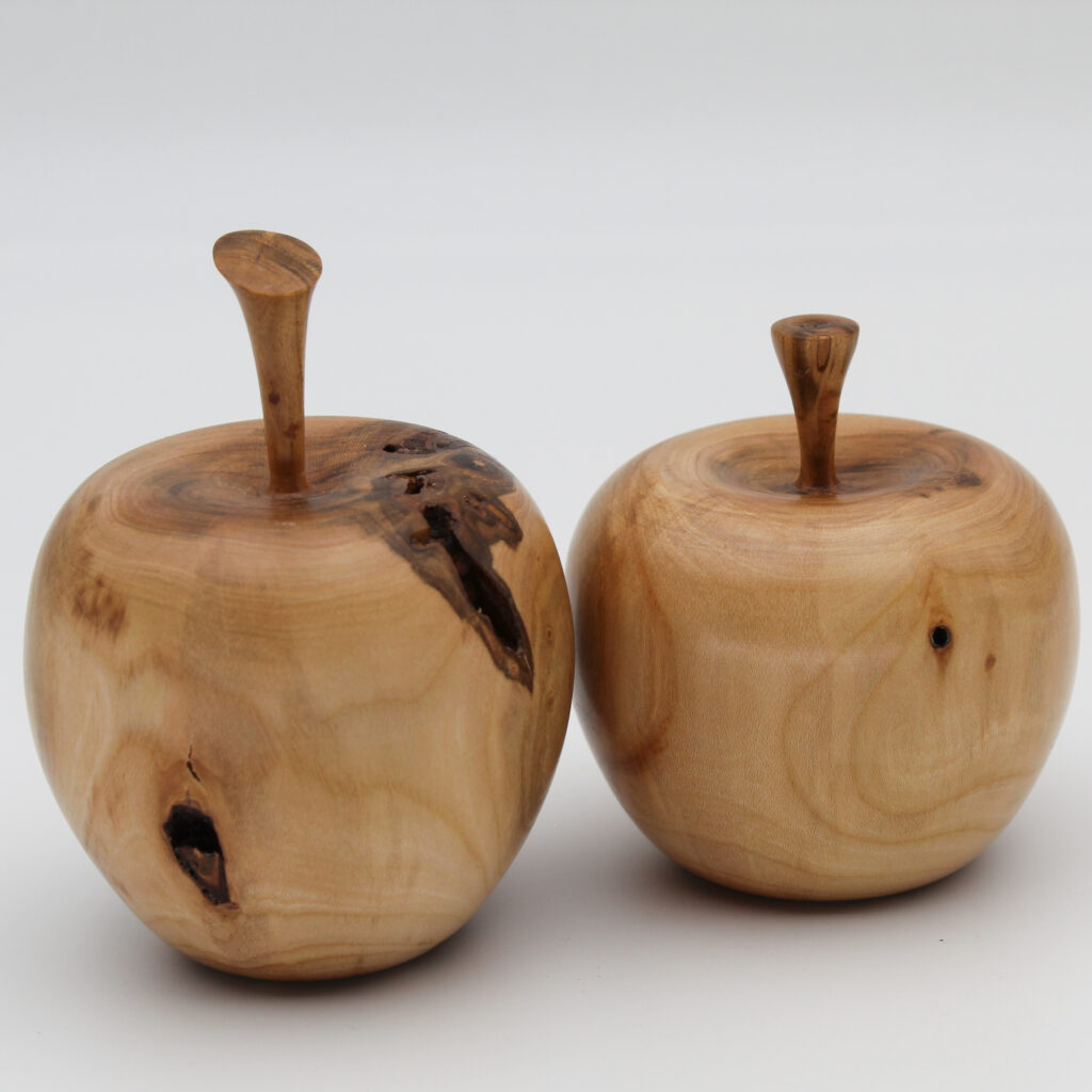 Duo de pommes décoratives en bois