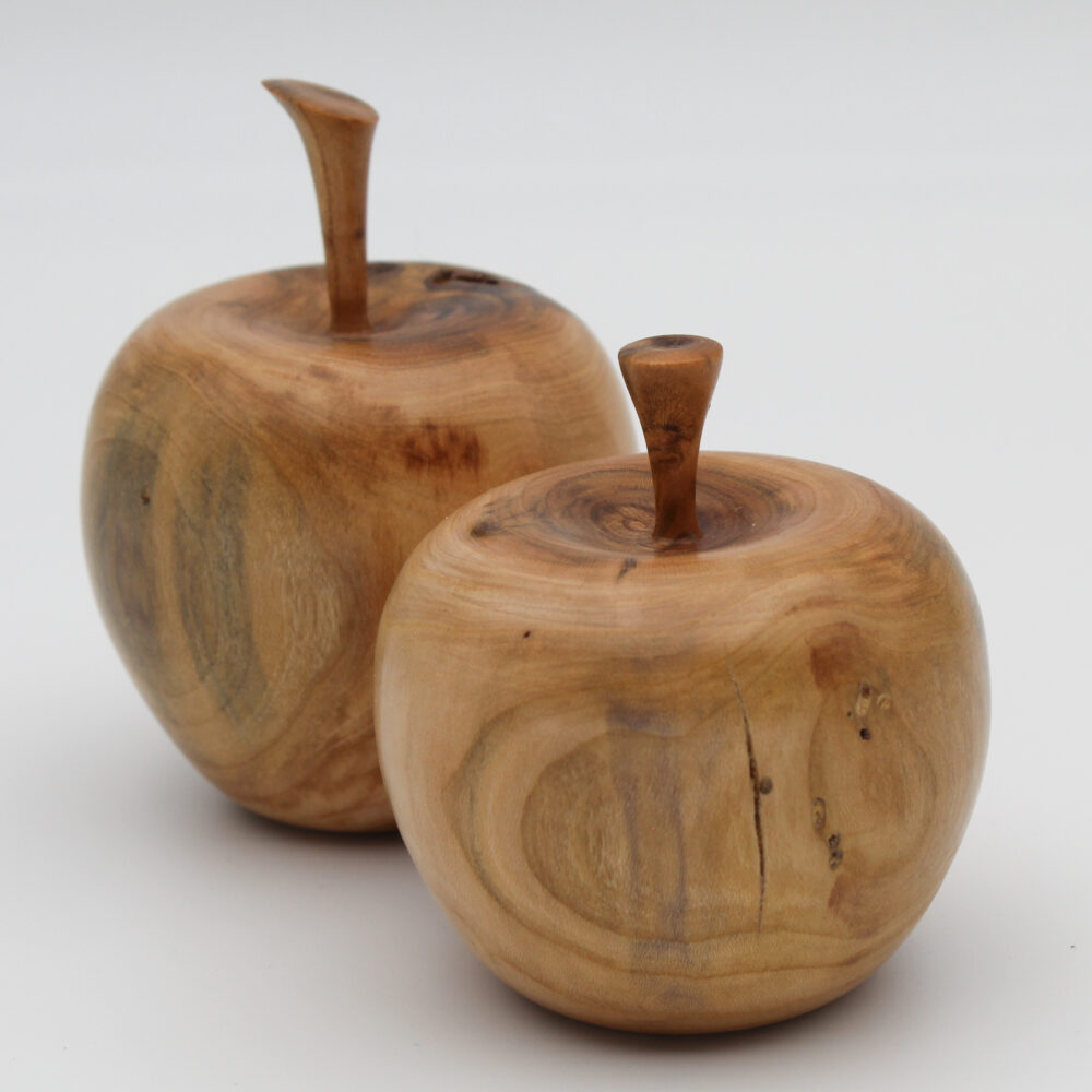 Duo de pommes décoratives en bois