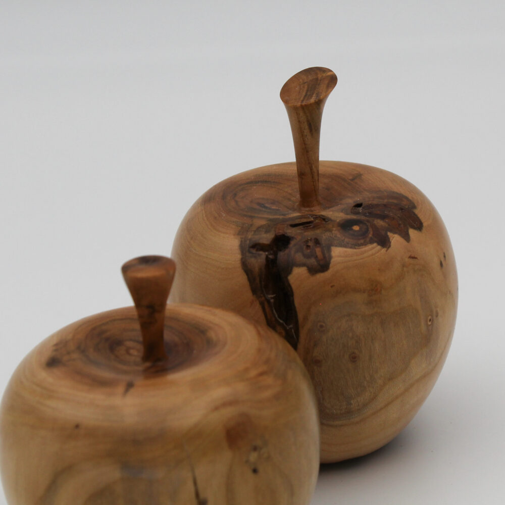 Duo de pommes décoratives en bois