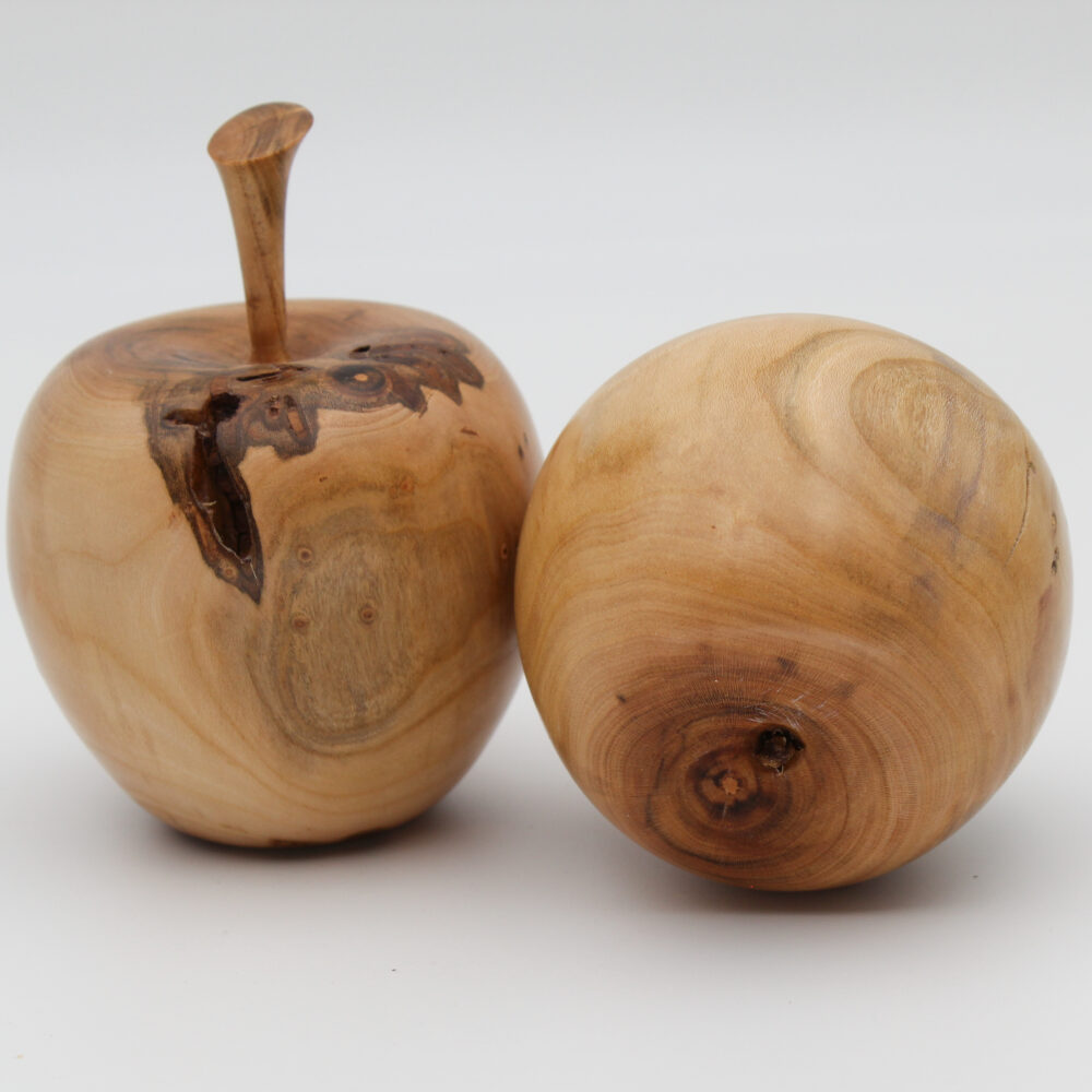 Duo de pommes décoratives en bois