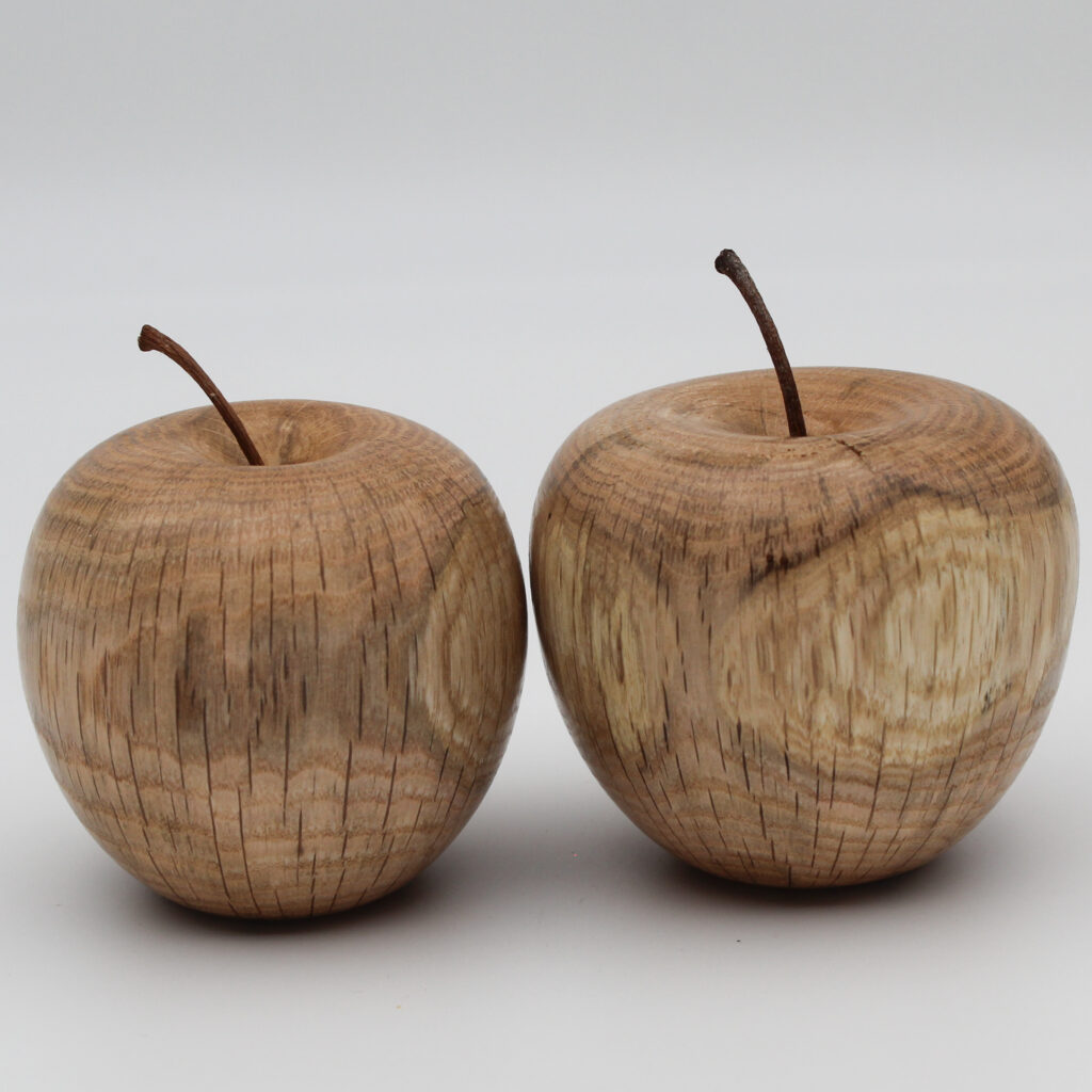 Duo de pommes décoratives en bois