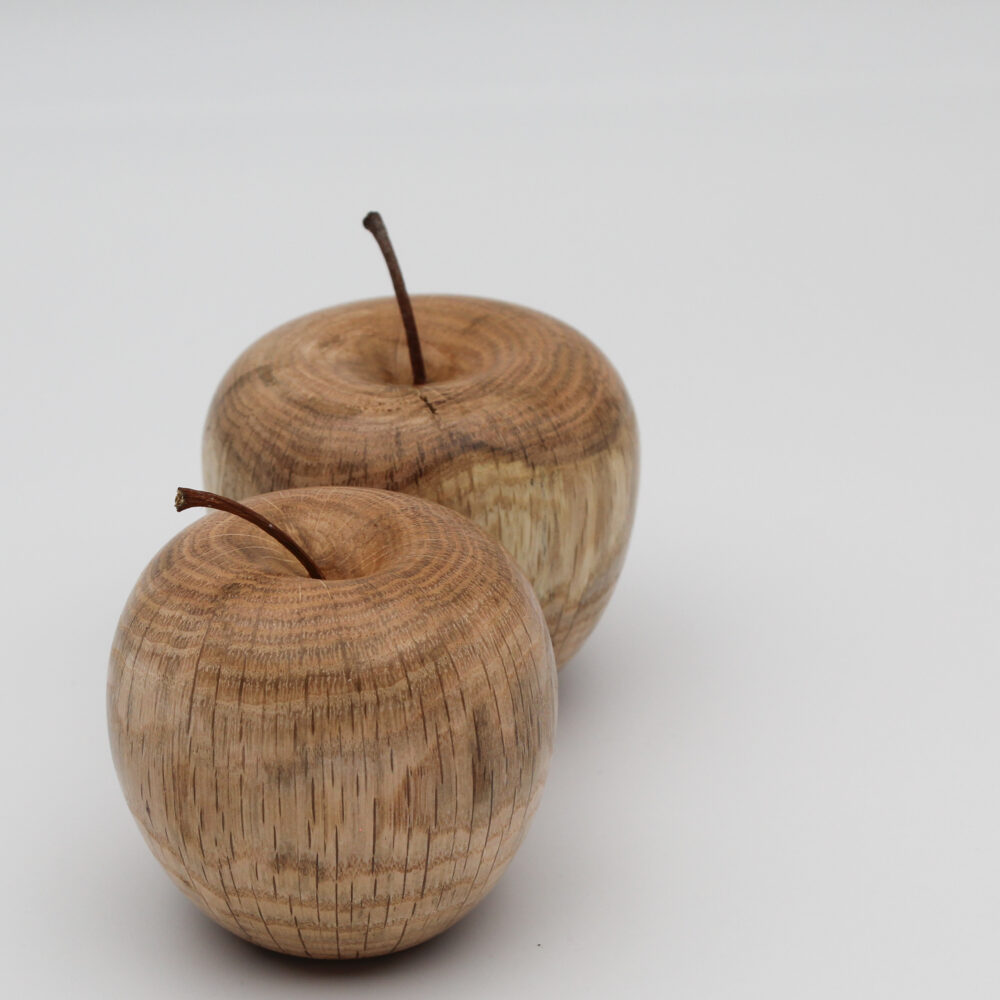Duo de pommes décoratives en bois