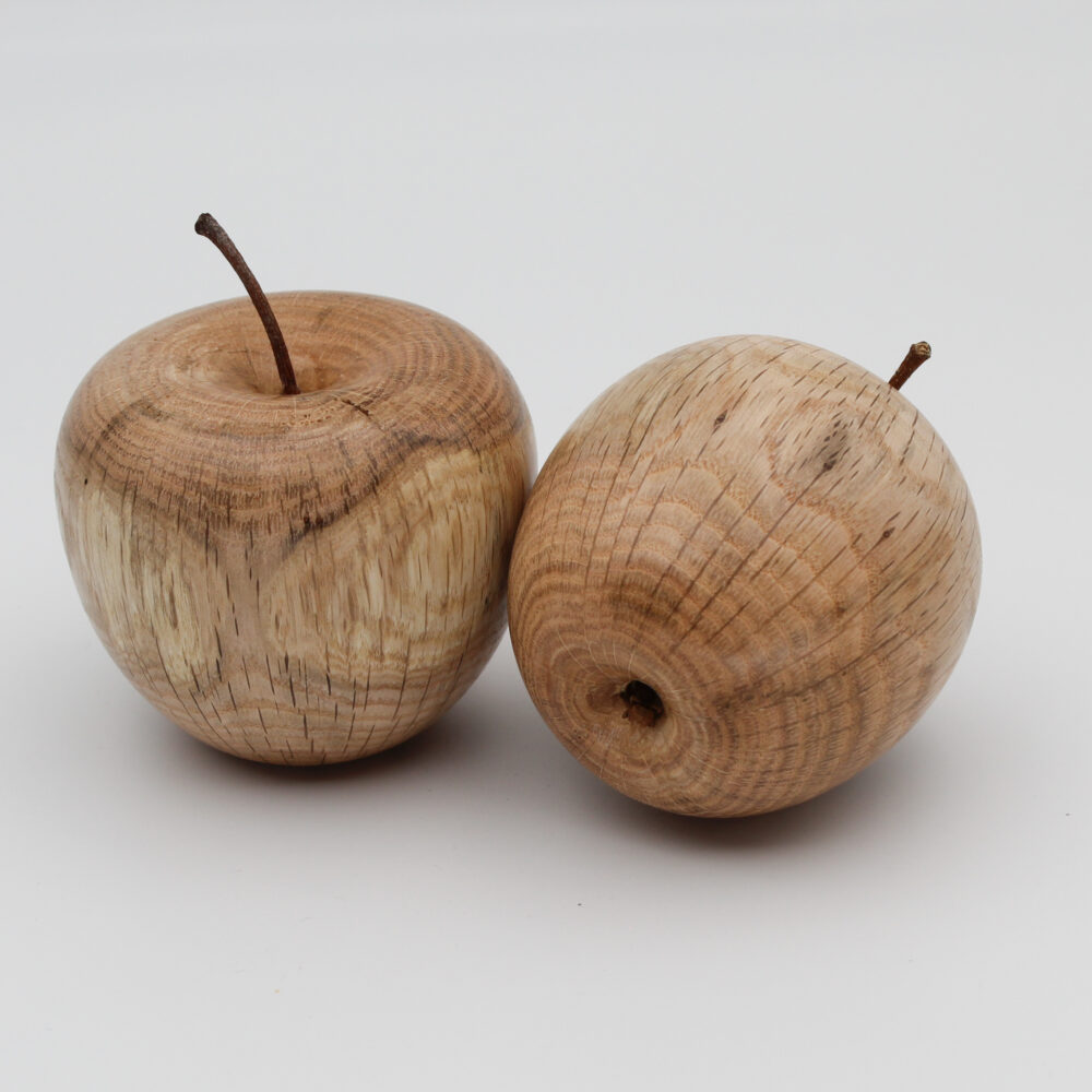 Duo de pommes décoratives en bois