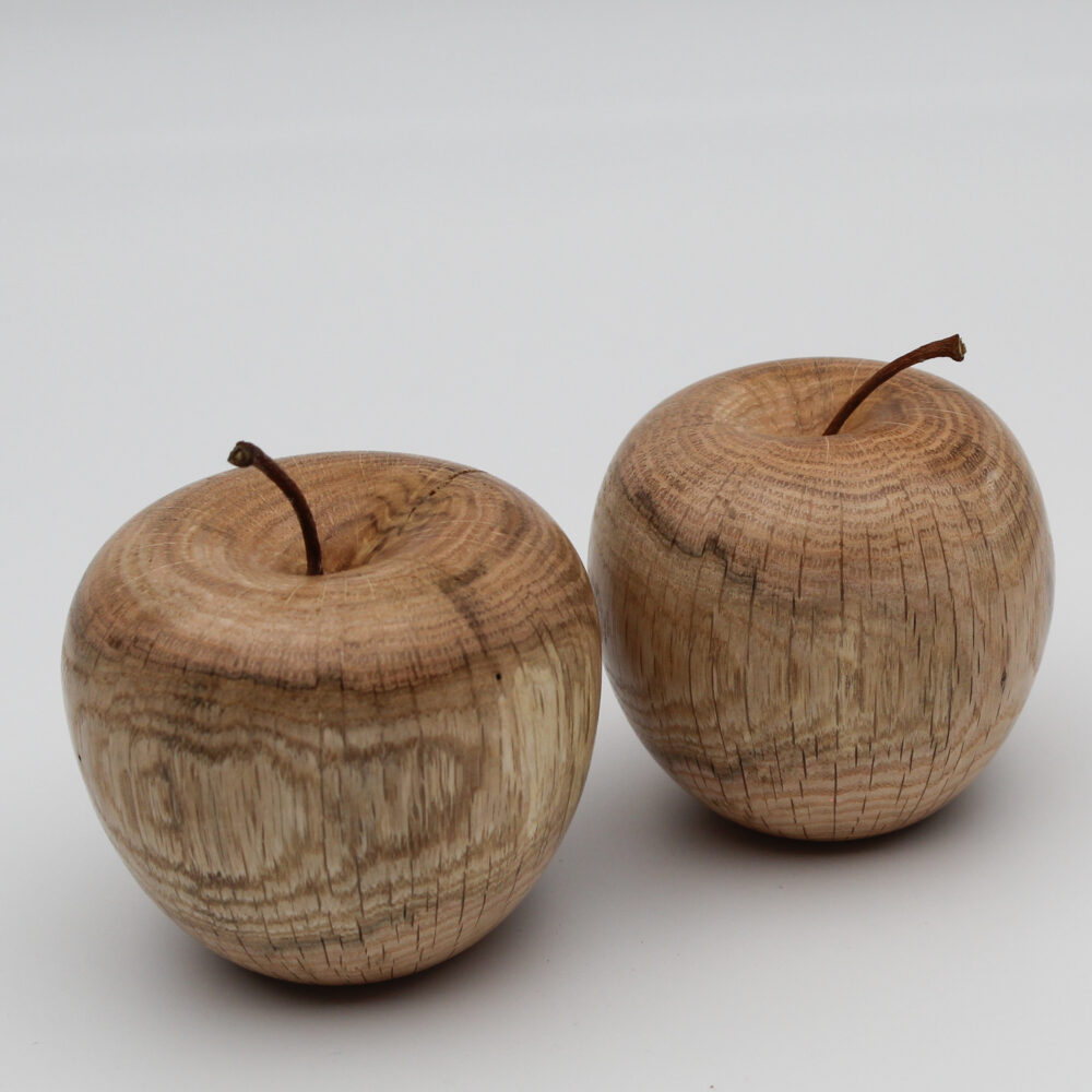 Duo de pommes décoratives en bois