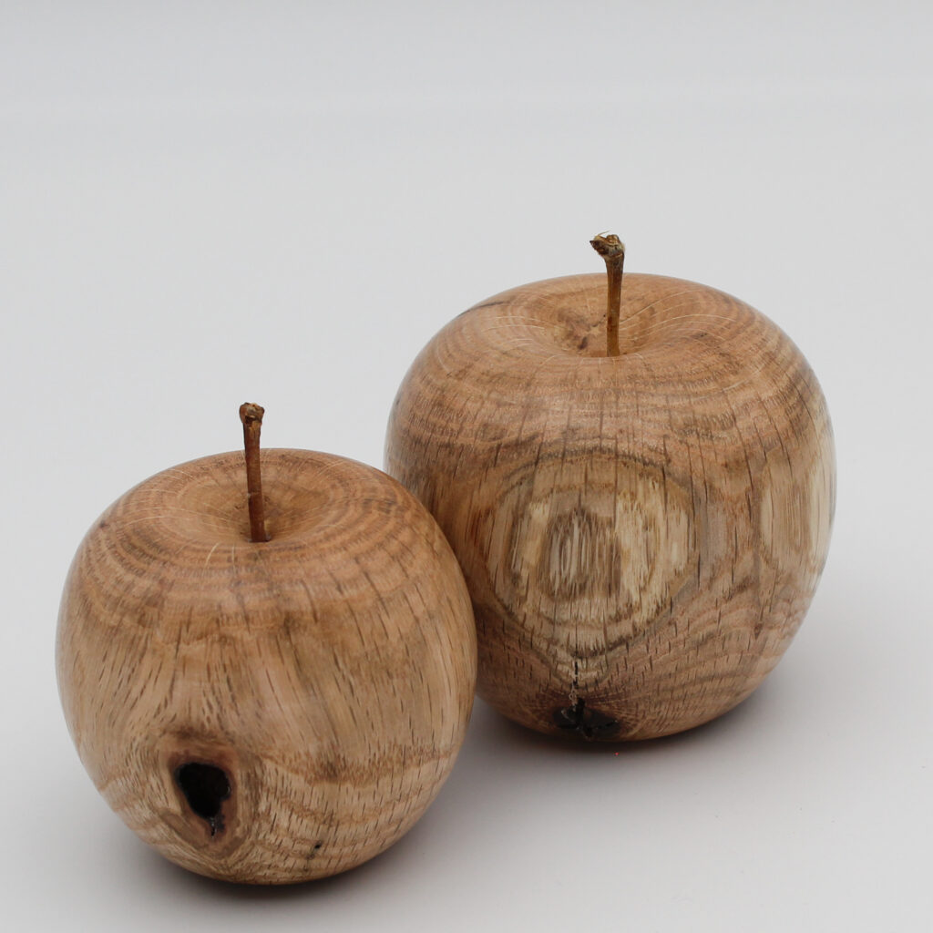 Duo de pommes décoratives en bois