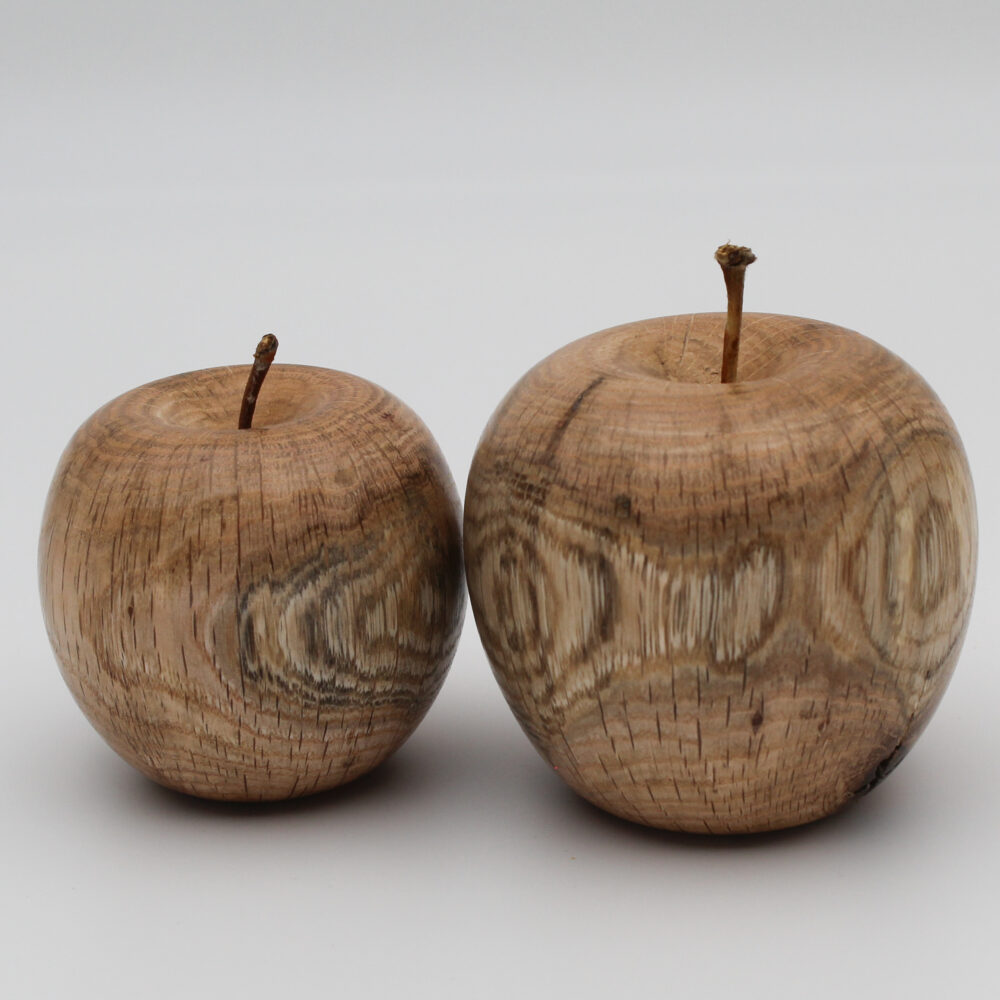 Duo de pommes décoratives en bois