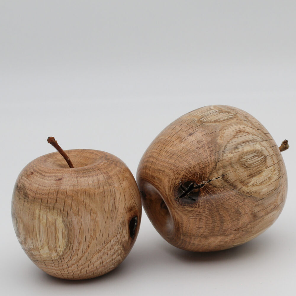 Duo de pommes décoratives en bois