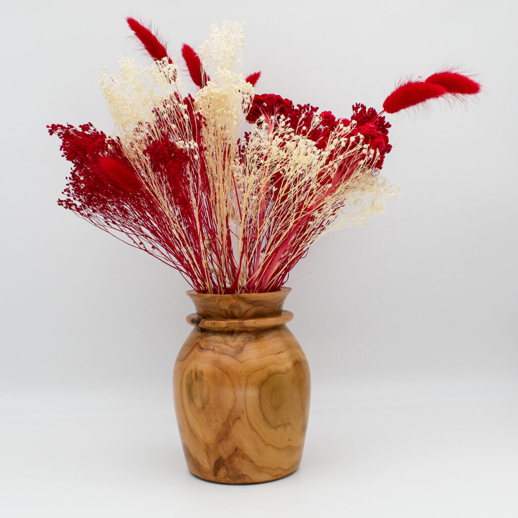 Vase en bois d'abricotier avec fleurs séchées