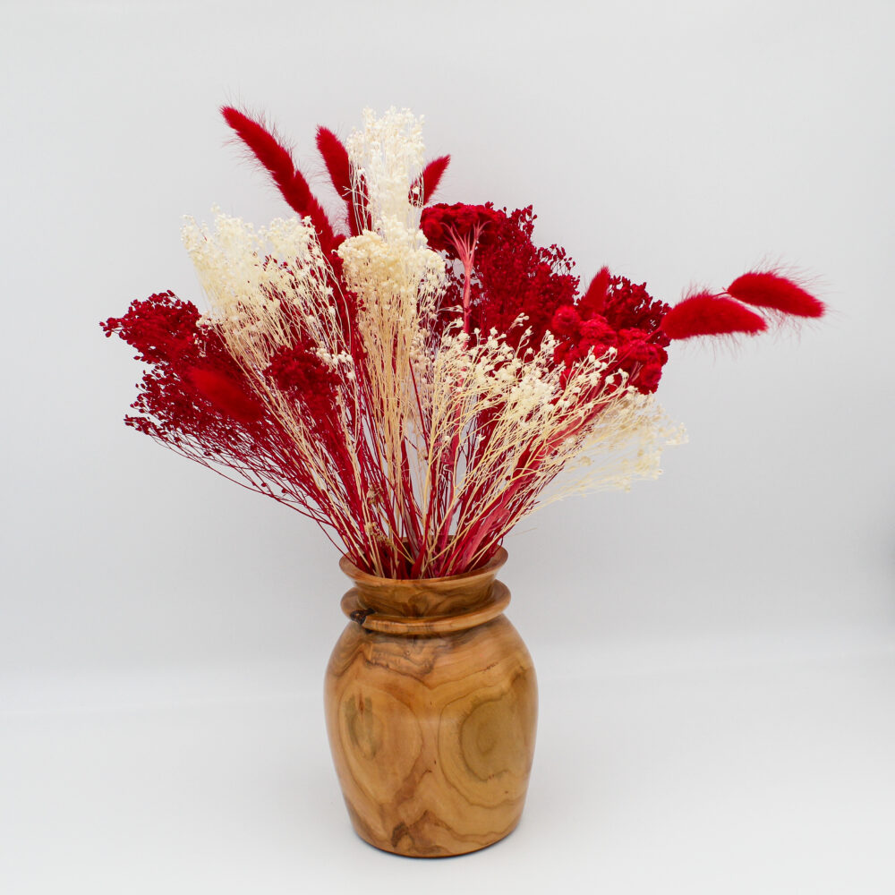 Vase en bois d'abricotier avec fleurs séchées