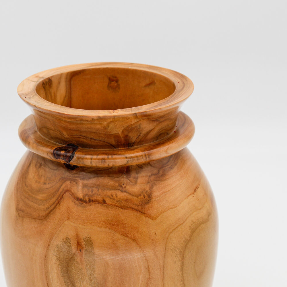 Vase en bois d'abricotier vue détail du haut