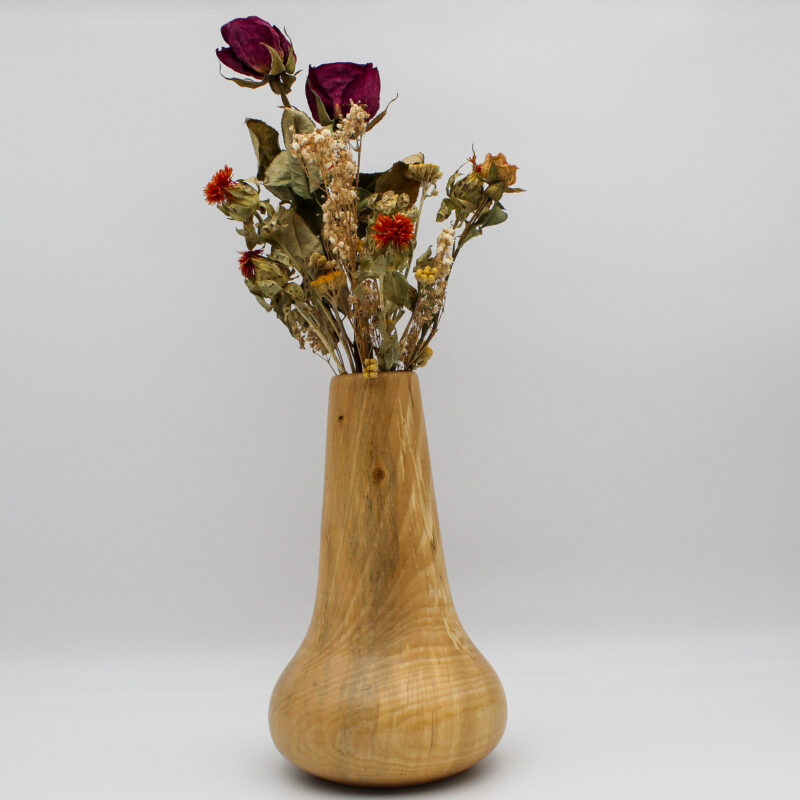 Vase en bois avec des fleurs séchées