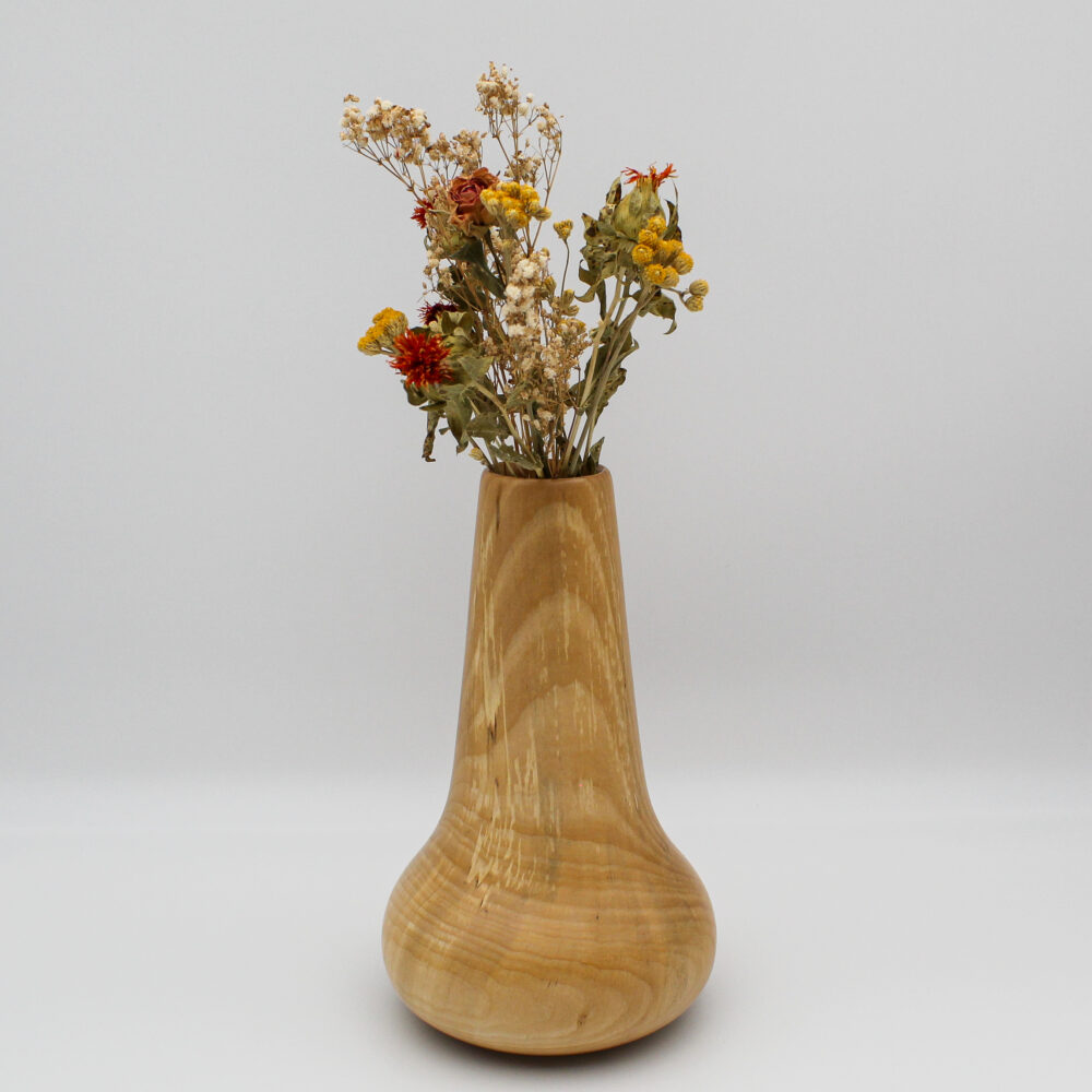 Vase en bois avec des fleurs séchées