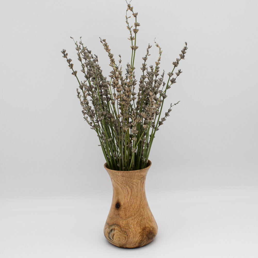 Vase en bois d'érable avec des fleurs