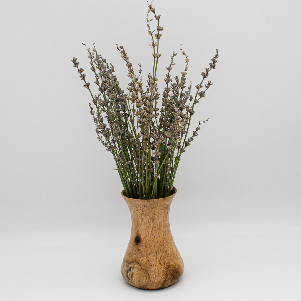 Vase en bois d'érable avec des fleurs