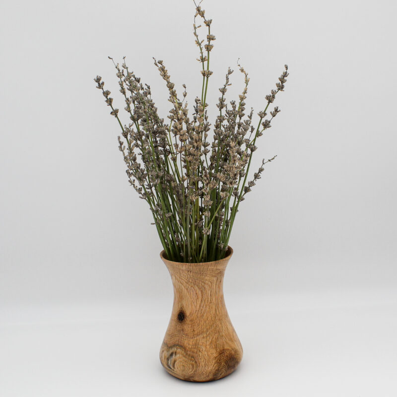Vase en bois d'érable avec des fleurs