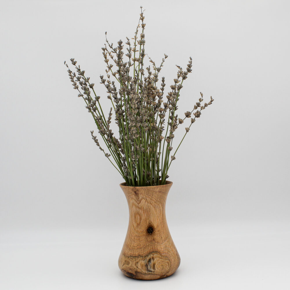 Vase en bois d'érable avec des fleurs