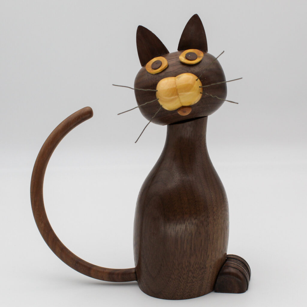 chat en bois de noyer vue de face