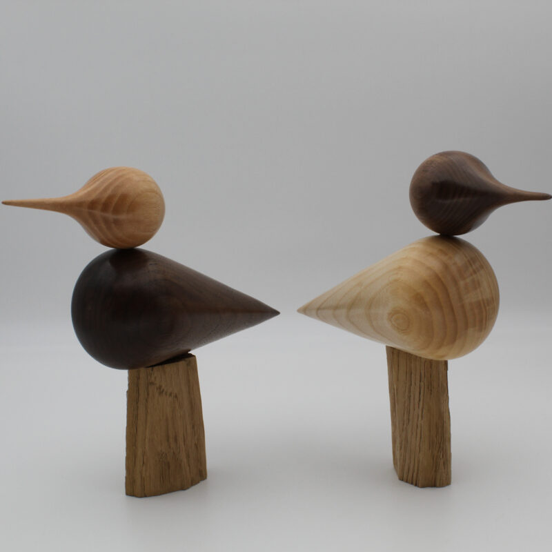couple d'oiseaux en bois de frêne et noyer sur leur support en chêne