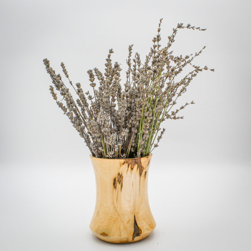 grand vase en bois d'érable avec des fleurs de lavande