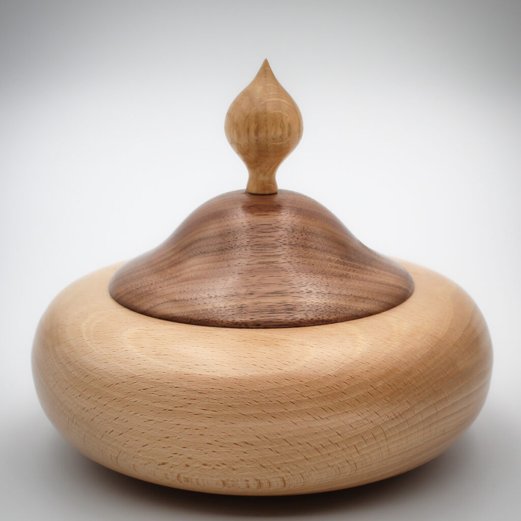 boite à bijoux en bois de hêtre et couvercle en bois de noyer avec son fleuron en bois de chêne vue globale