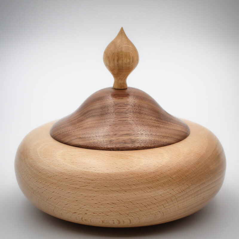 boite à bijoux en bois de hêtre et couvercle en bois de noyer avec son fleuron en bois de chêne vue globale