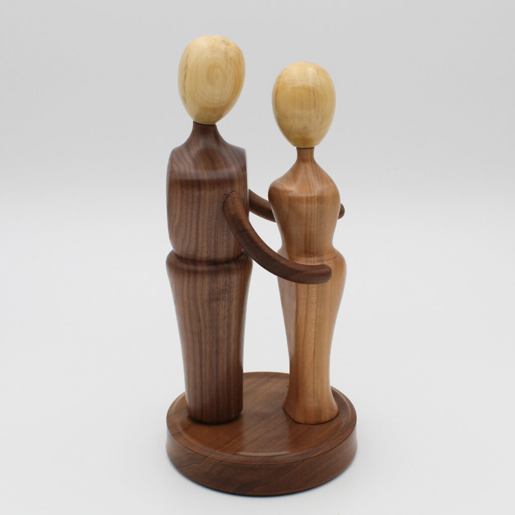 décoration en bois couple homme et femme dansant vue de profil