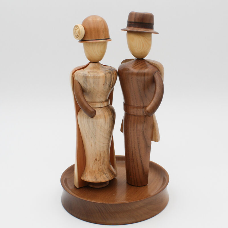 sculpture en bois d'un couple homme femme des années 1920 vue globale de face