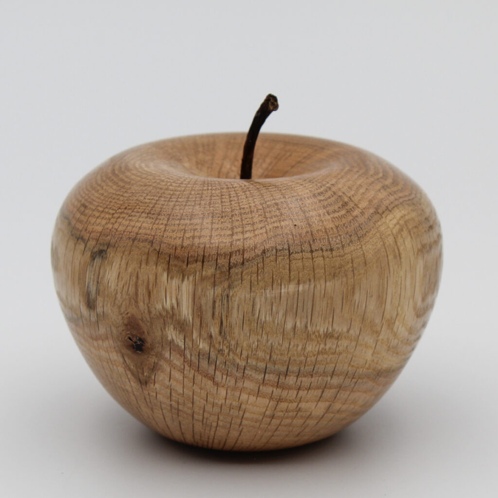 pomme décorative en bois d'érable échauffé légèrement