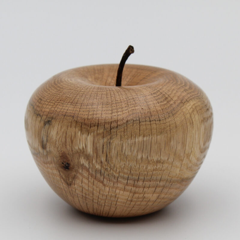 pomme décorative en bois d'érable échauffé légèrement