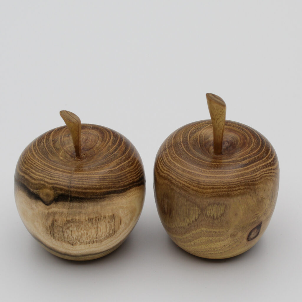 duo de pommes décorative en bois d'acacia