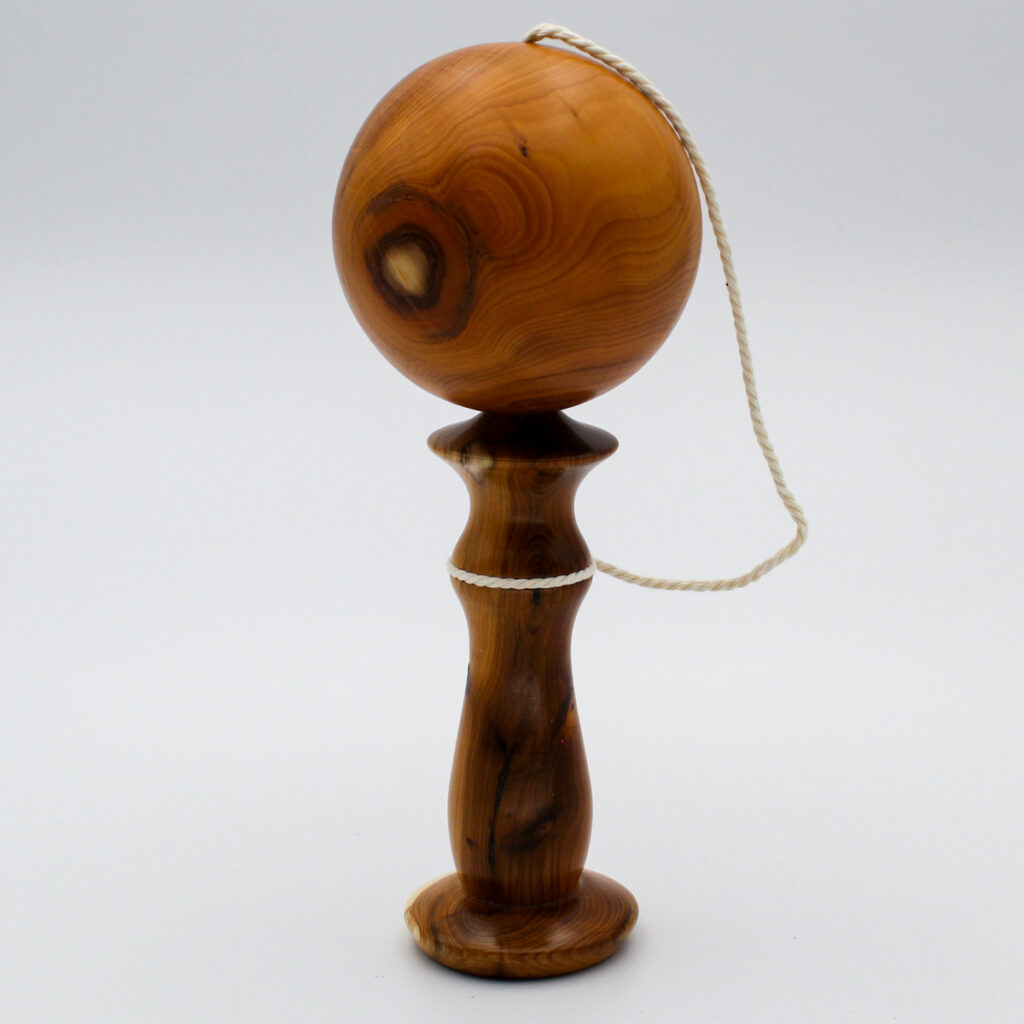 jeu de bilboquet en bois d'if vue globale boule enfilée