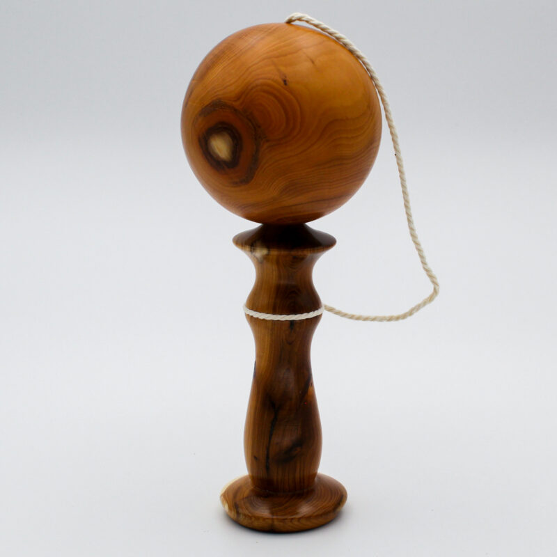 jeu de bilboquet en bois d'if vue globale boule enfilée