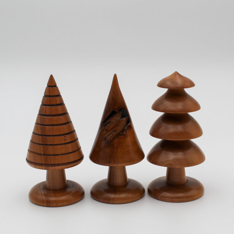 trio de petits sapins décoratifs en bois de merisier