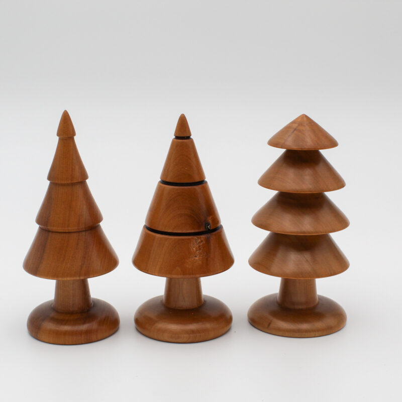 trio de petits sapins décoratifs en bois de merisier