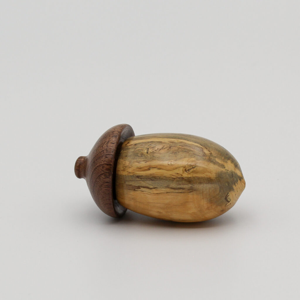 Petite boite en bois en forme de gland