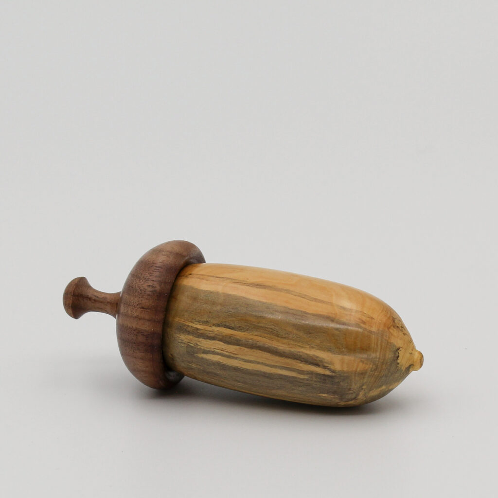 Petite boite en bois en forme de gland