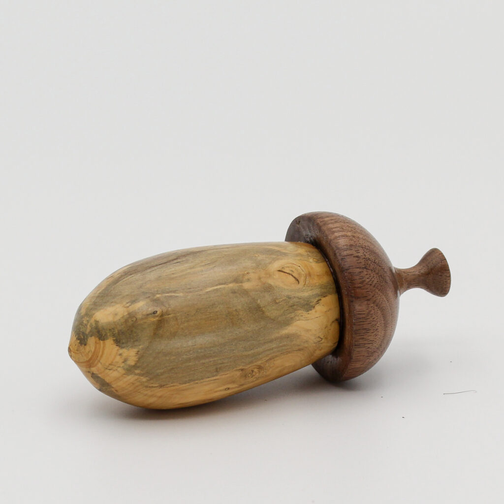 Petite boite en bois en forme de gland