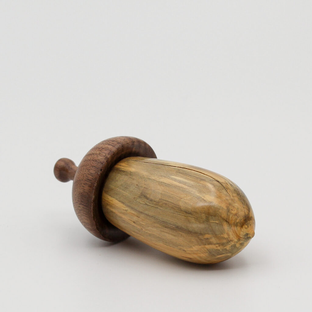 Petite boite en bois en forme de gland